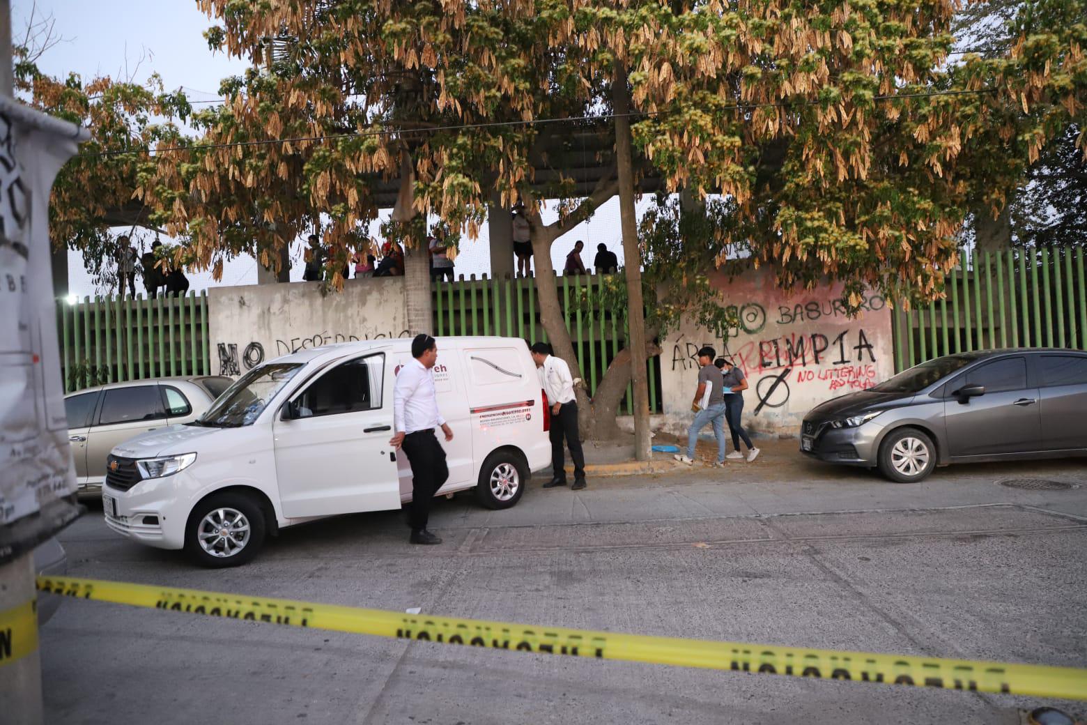 $!Hombre muere al caer del techo de unas gradas en Mazatlán