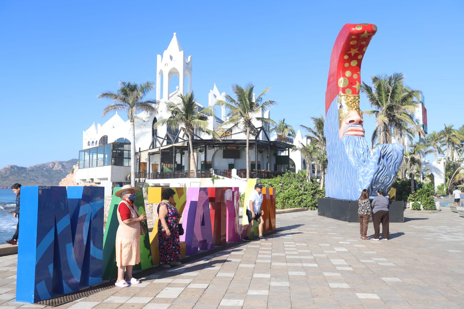 $!Lucen en el Malecón de Mazatlán 6 de los 11 monigotes del Carnaval