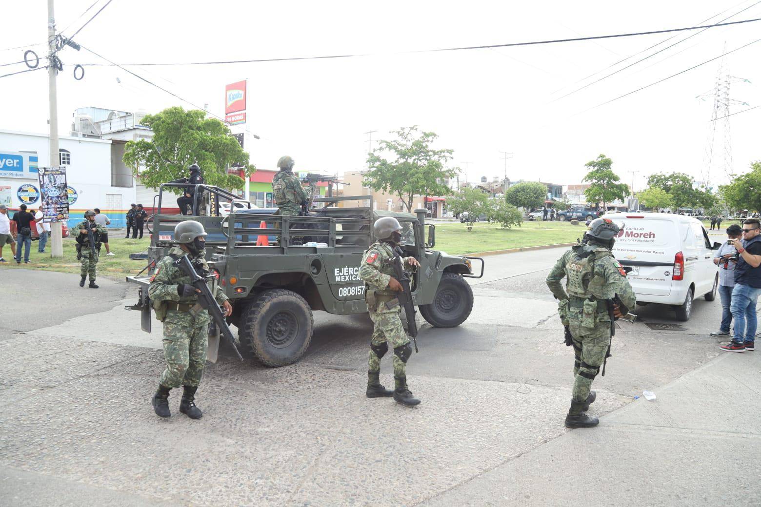 $!Asesinan a balazos a policía municipal cuando conducía en una camioneta en Mazatlán