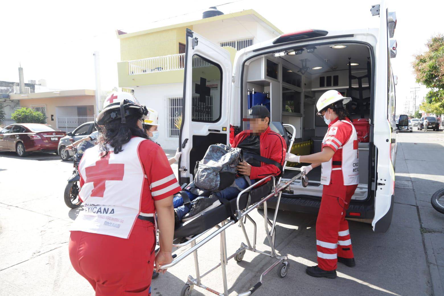 $!Choque entre scooter y motocicleta deja 3 lesionados en Mazatlán