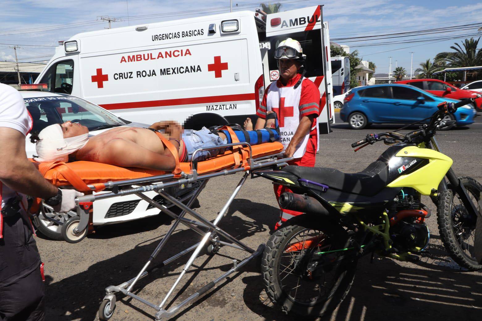 $!Motociclista resulta lesionado tras chocar contra motopatrullero en Mazatlán