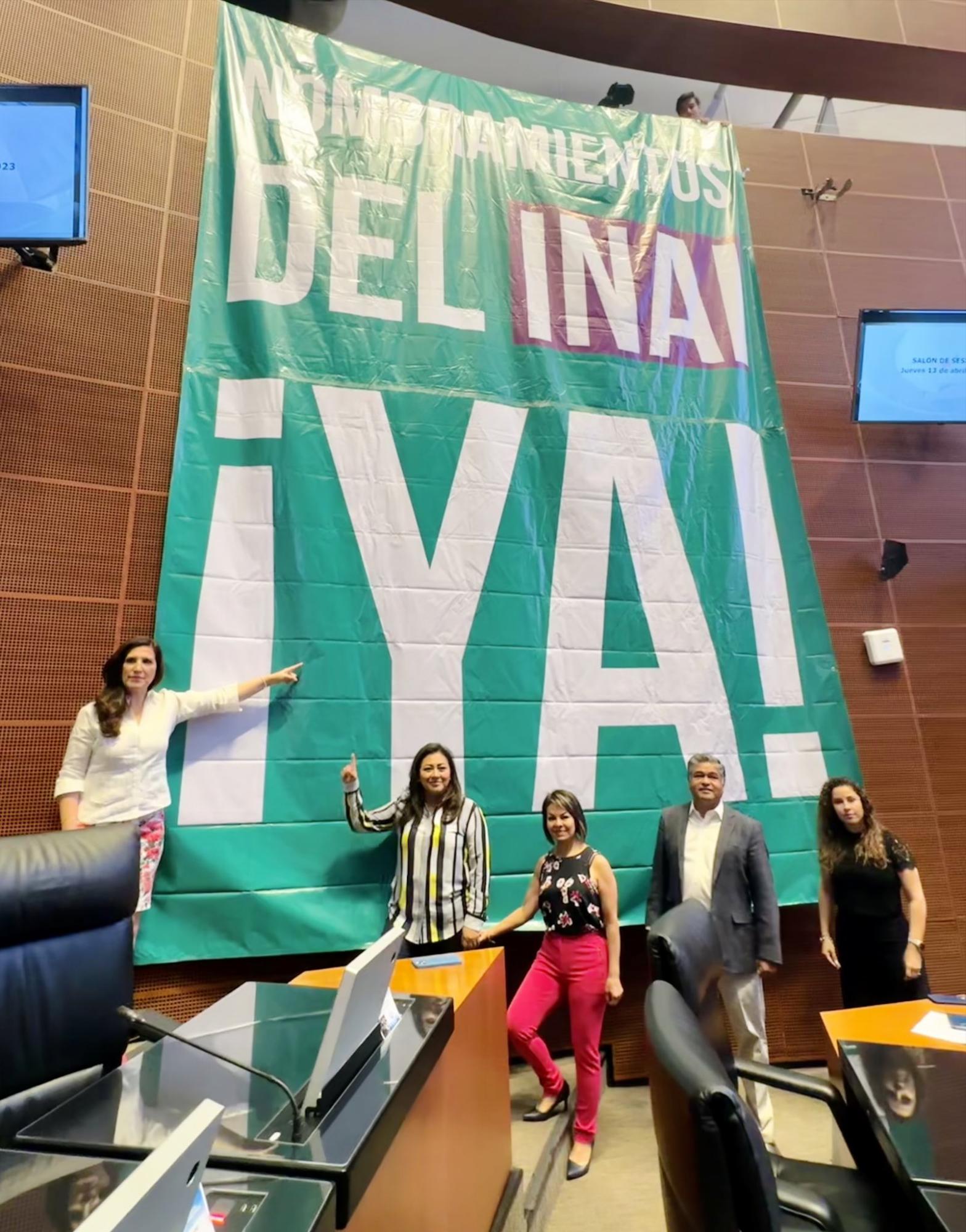 $!Carteles que senadores colocaron en sus curules con la leyenda “nombramiento del INAI ya”.