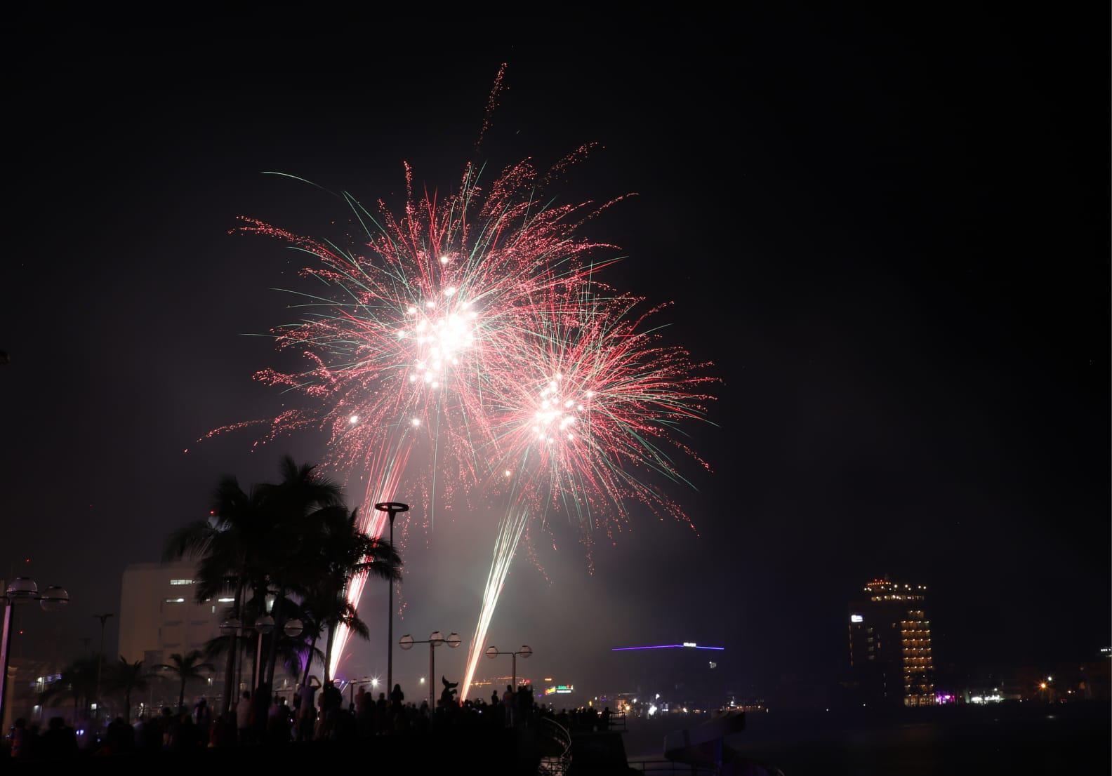 $!Cientos de personas disfrutan de un show de luces en el cielo de Mazatlán