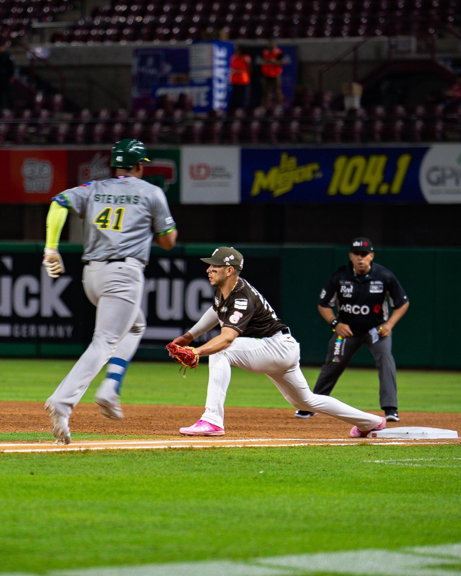 $!Tomateros de Culiacán toma la cima del standing de la LMP