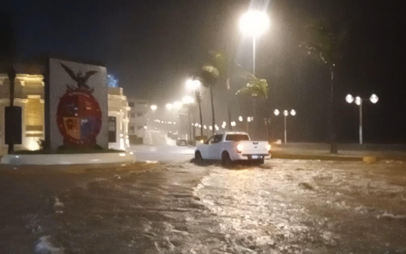 $!Reportan inundaciones y apagones en Mazatlán por intensa lluvia