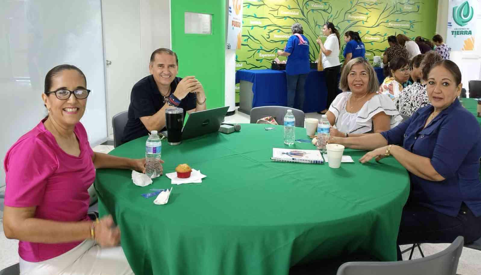 $!Óscar García entre algunas de las damas que asistieron a su conferencia.