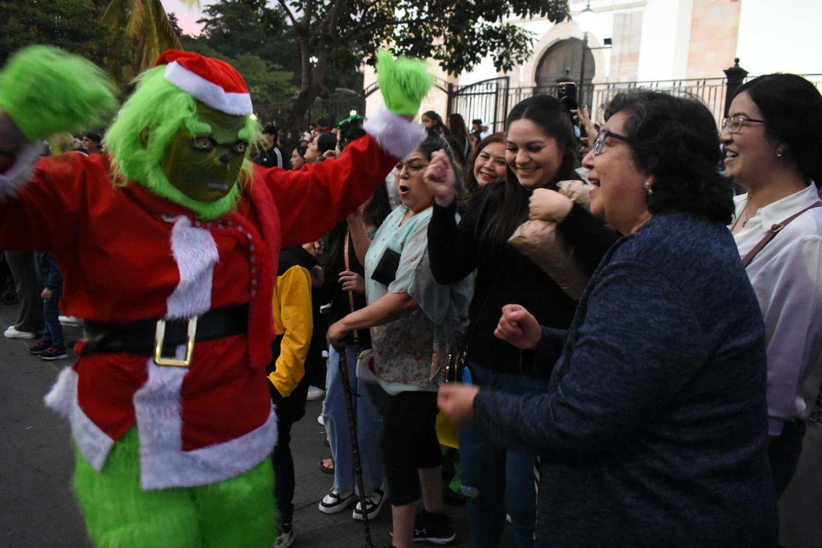 $!Animan con Desfile Navideño espíritu decembrino en Culiacán