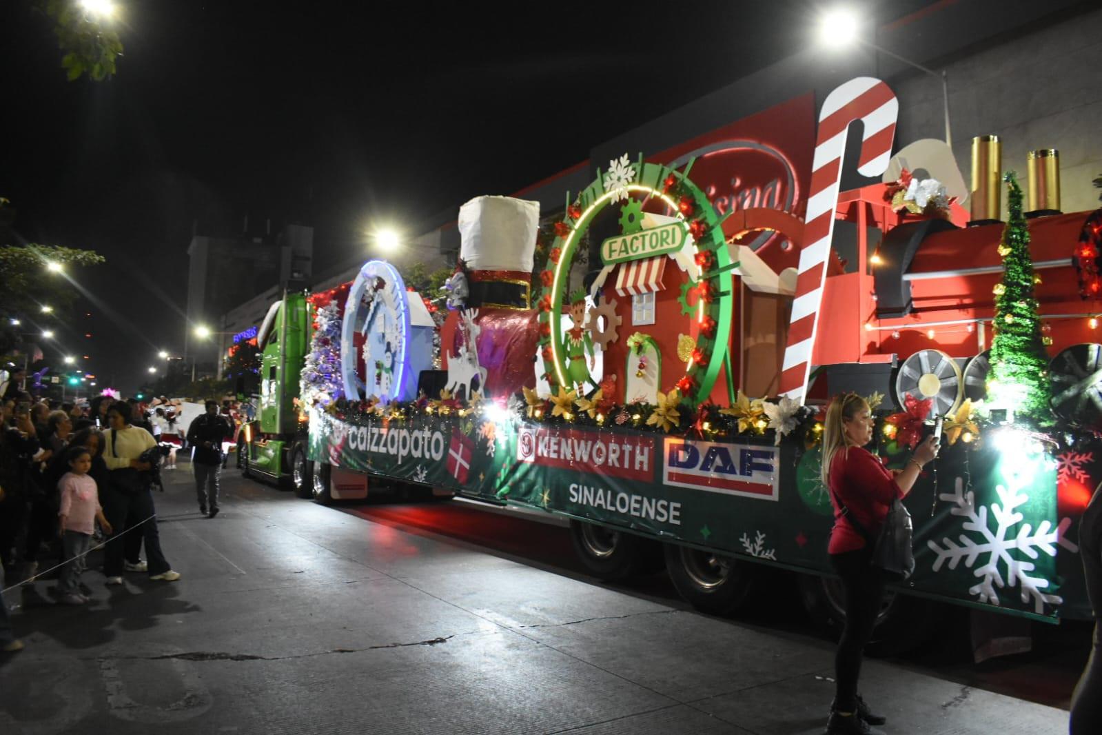 $!Animan con Desfile Navideño espíritu decembrino en Culiacán