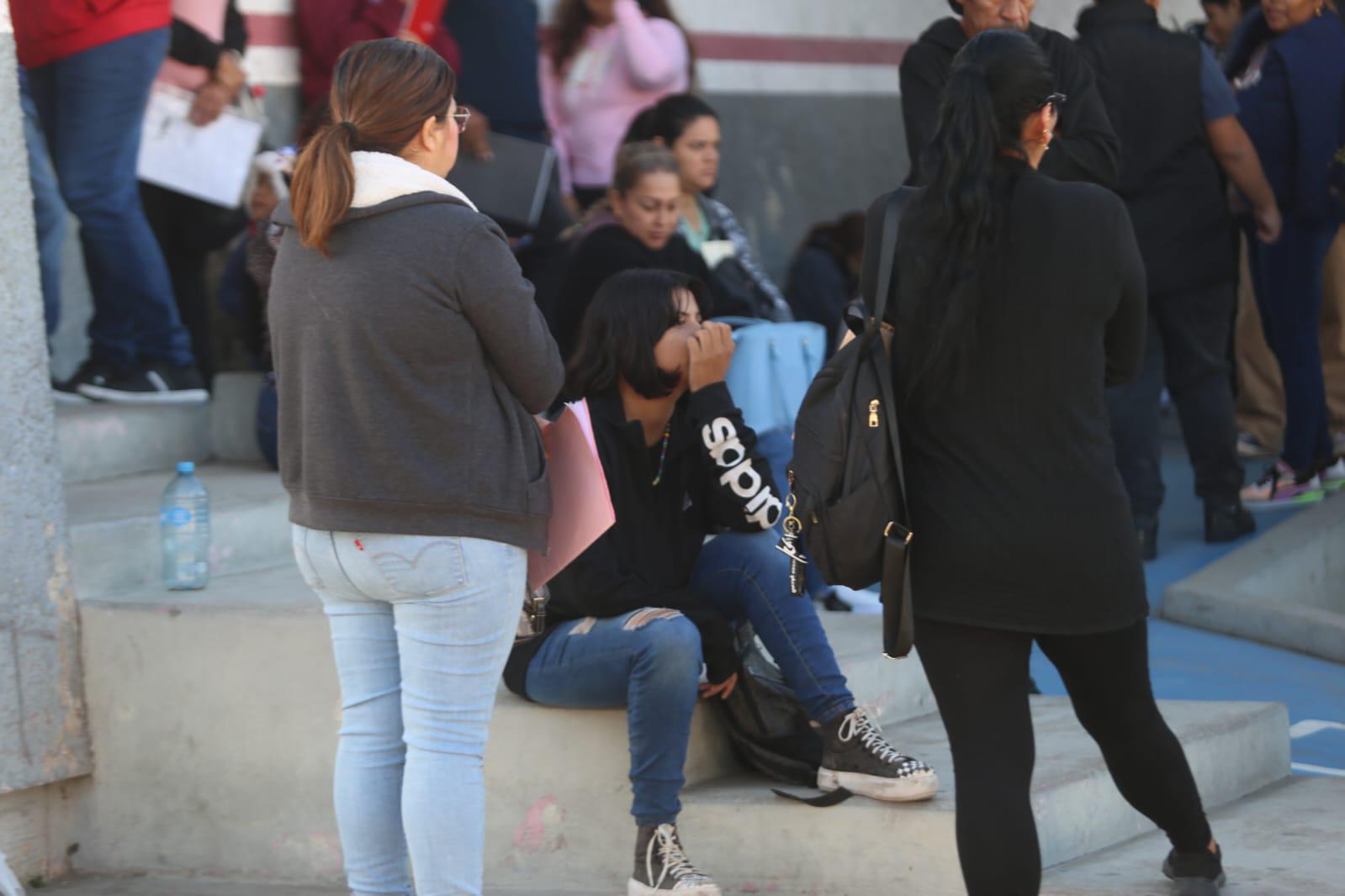 $!Cientos hacen fila para tramitar Beca Benito Juárez en Mazatlán