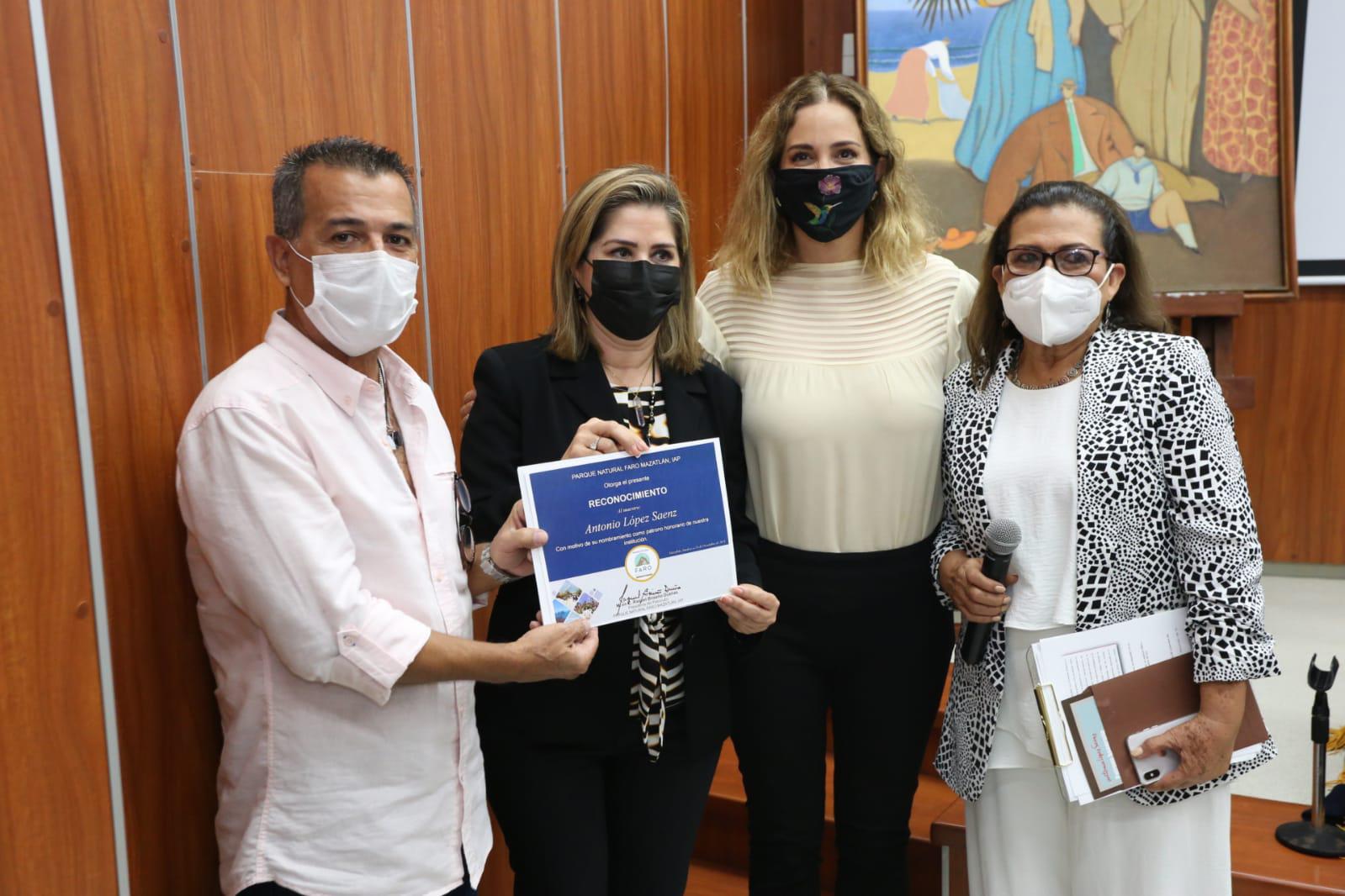 $!Víctor López de la Paz, sobrino del artista Antonio López Sáenz, recibió el reconocimiento de manos de María del Rosario Torres Noriega, Esther Juárez de Letamendi y Raquel Briseño.