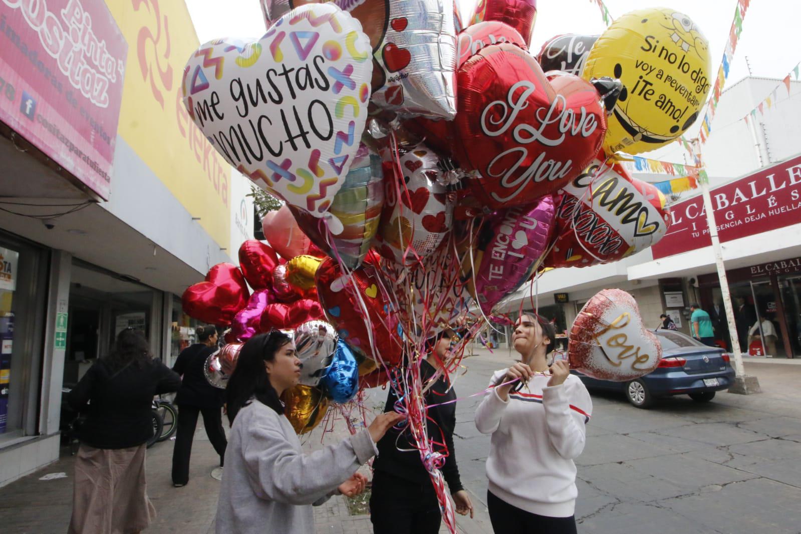 $!#Fotos | Inundan calles de Culiacán corazones y peluches previo al Día del Amor y la Amistad