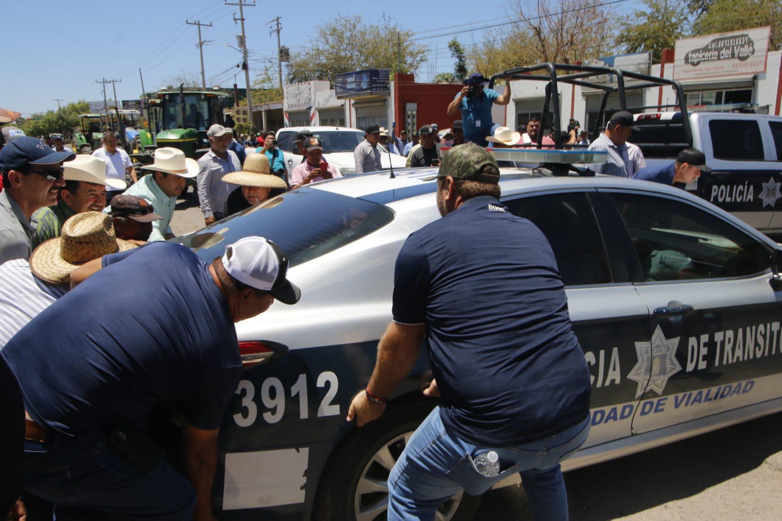 $!Toman productores agrícolas instalaciones de Pemex en Culiacán