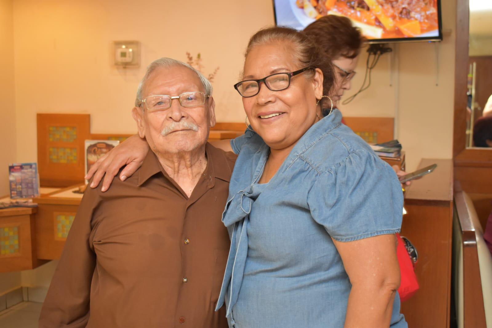 $!Félix Quezada, con su hija Teódula Quezada.