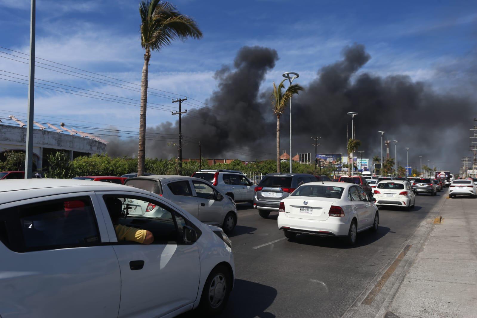 $!Se registra fuerte incendio en Mazatlán