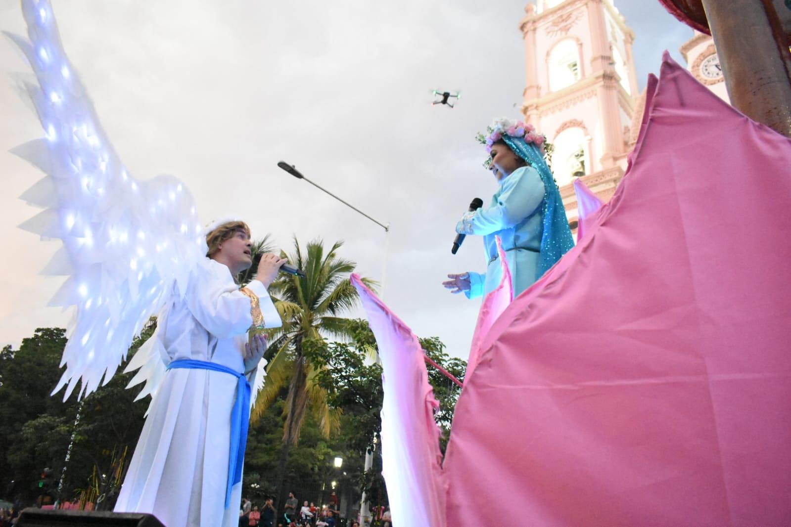 $!Animan con Desfile Navideño espíritu decembrino en Culiacán