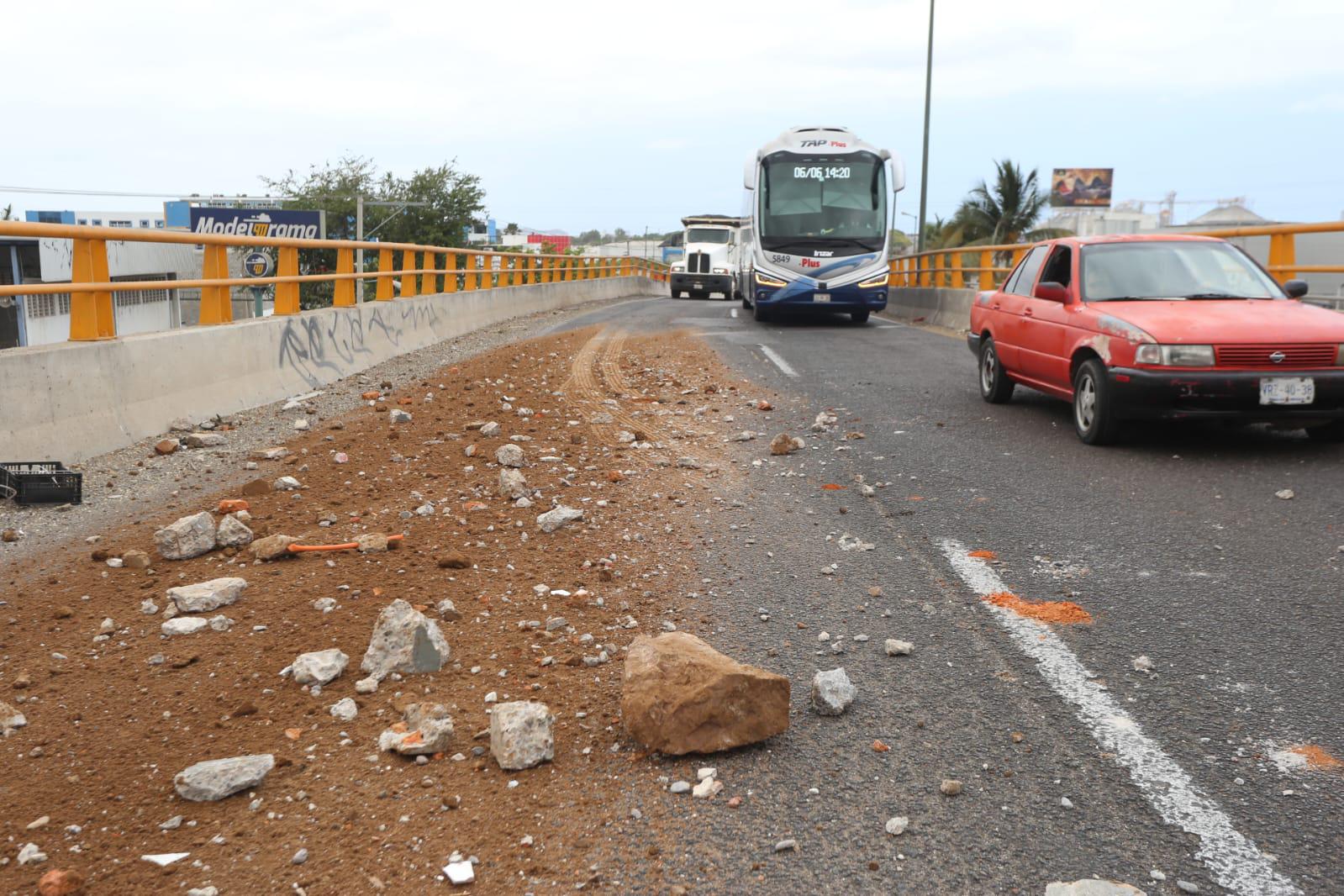 $!Limpia Gobierno municipal el puente vehicular de ‘La Corona’