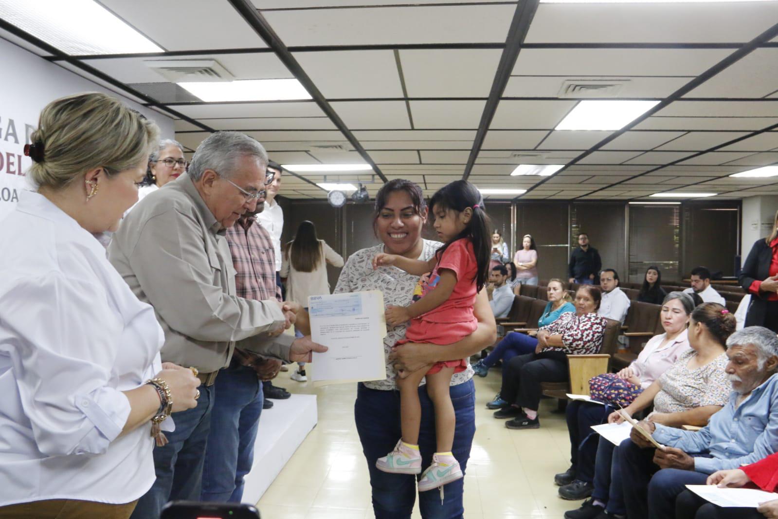 $!Entregan cheques de 6 mil pesos a familias damnificadas por ‘Norma’ en Culiacán