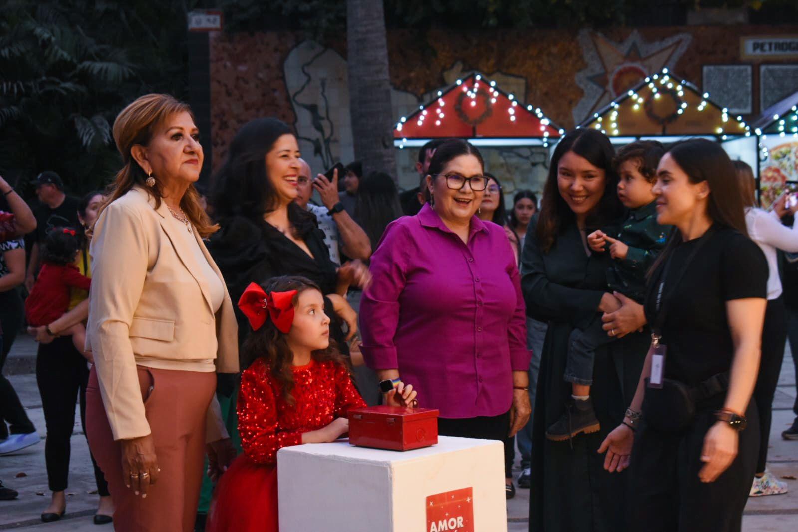 $!Abren las puertas de la Navidad en el Jardín Botánico de Culiacán con encendido de luces