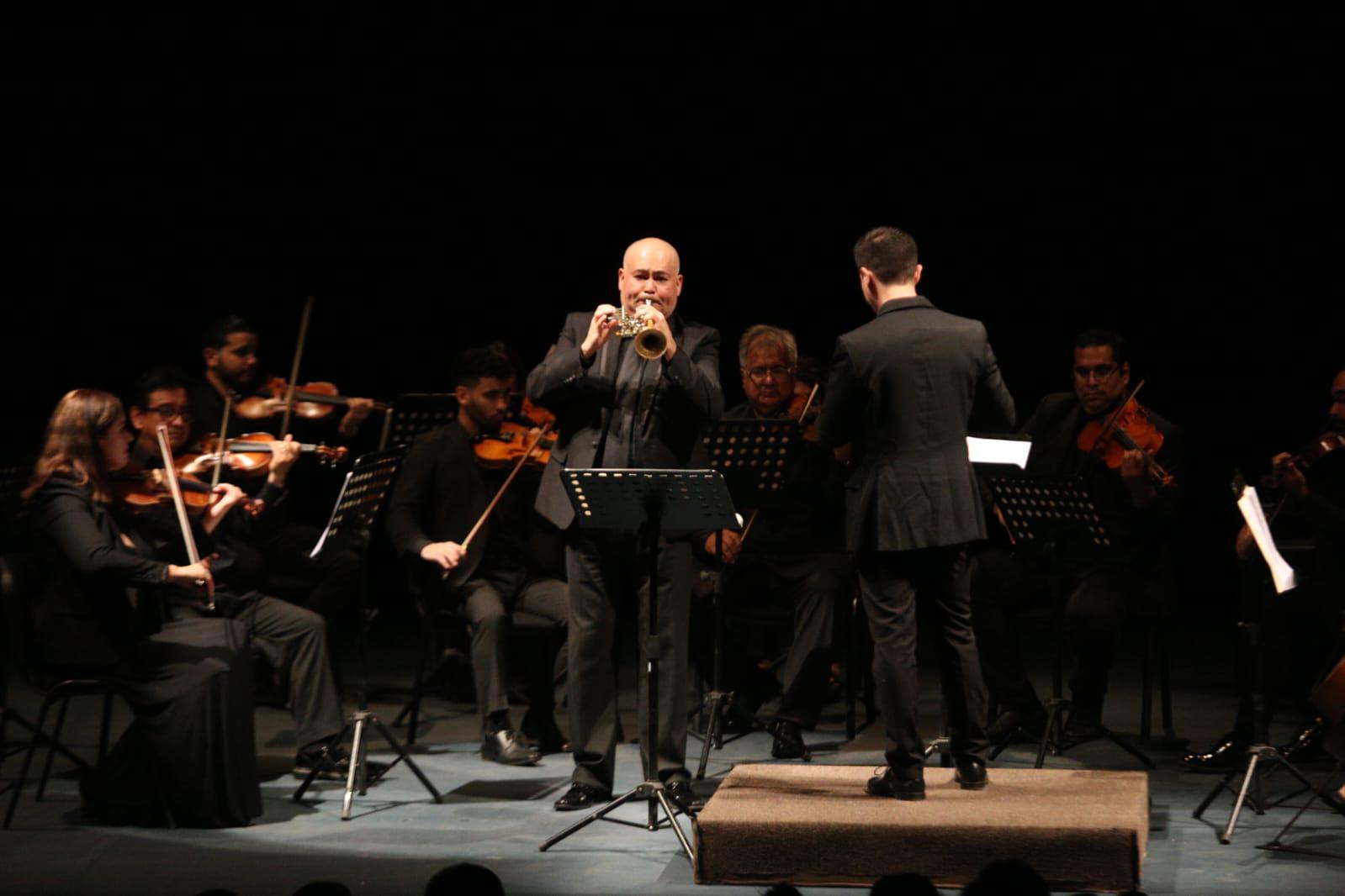 $!El trompetista Jorge Mejía abrió el concierto al interpretar Trumpet Tune y Trompeta Voluntaria de Henry Purcell de manera impecable.