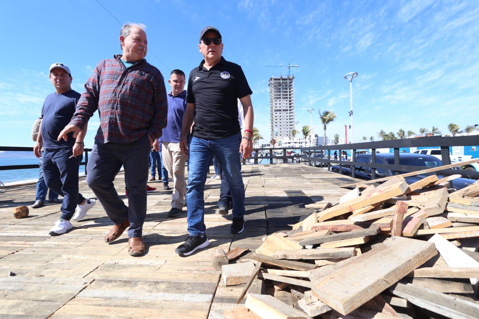 $!Supervisan el templete donde estarán este domingo las autoridades e invitados especiales sobre el malecón para presenciar el desfile carnavalero.