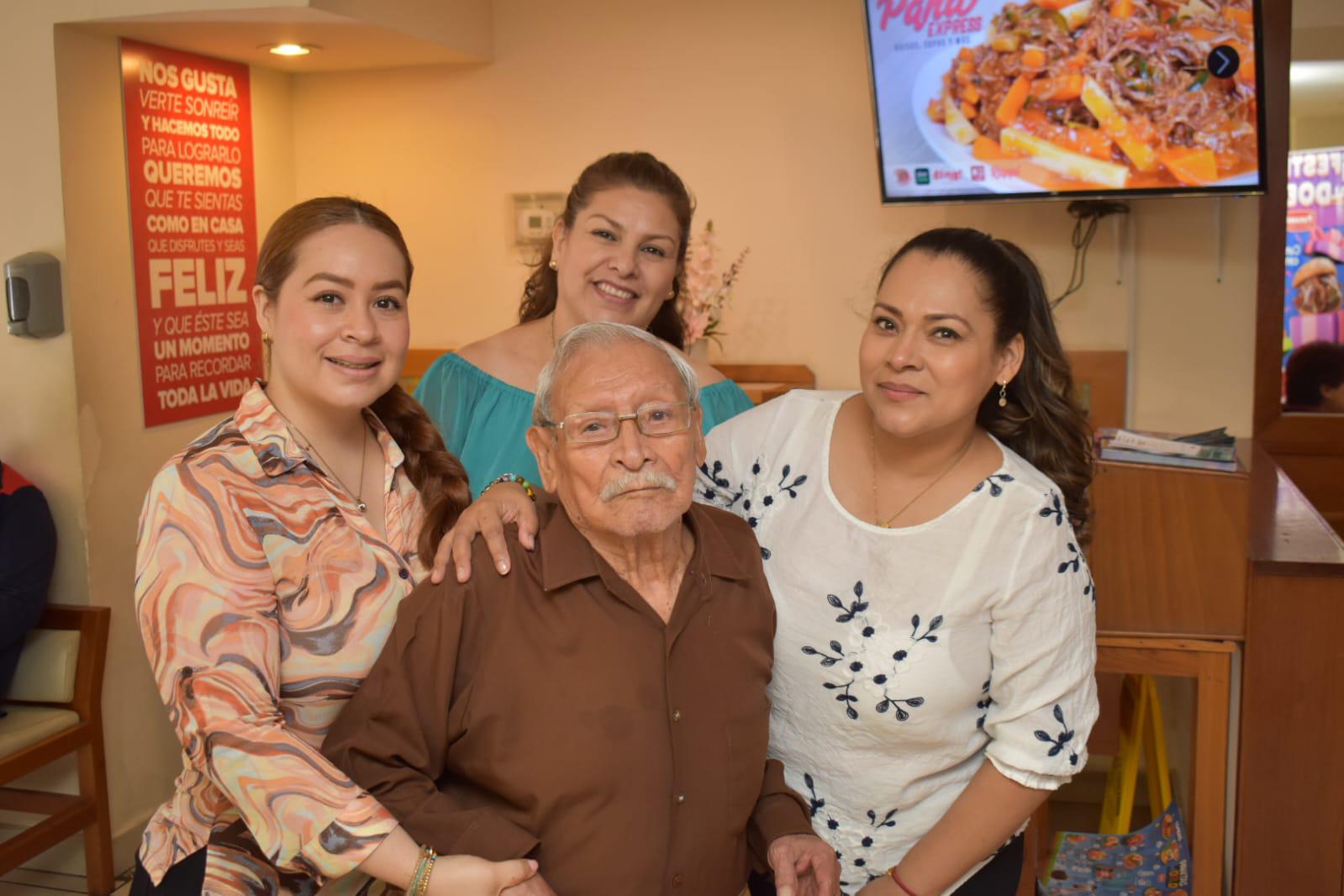 $!Yeini López, América Quezada, Félix Quezada y Claudia Lorena Osuna.