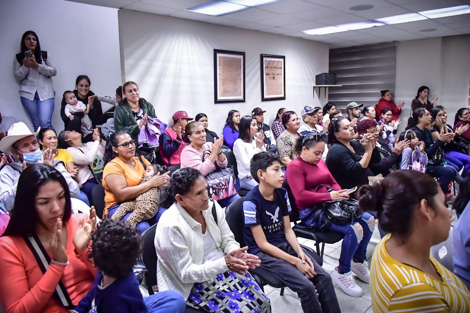 $!Alcalde de Mazatlán promete ayuda a ciudadanos del Fraccionamiento Cvive