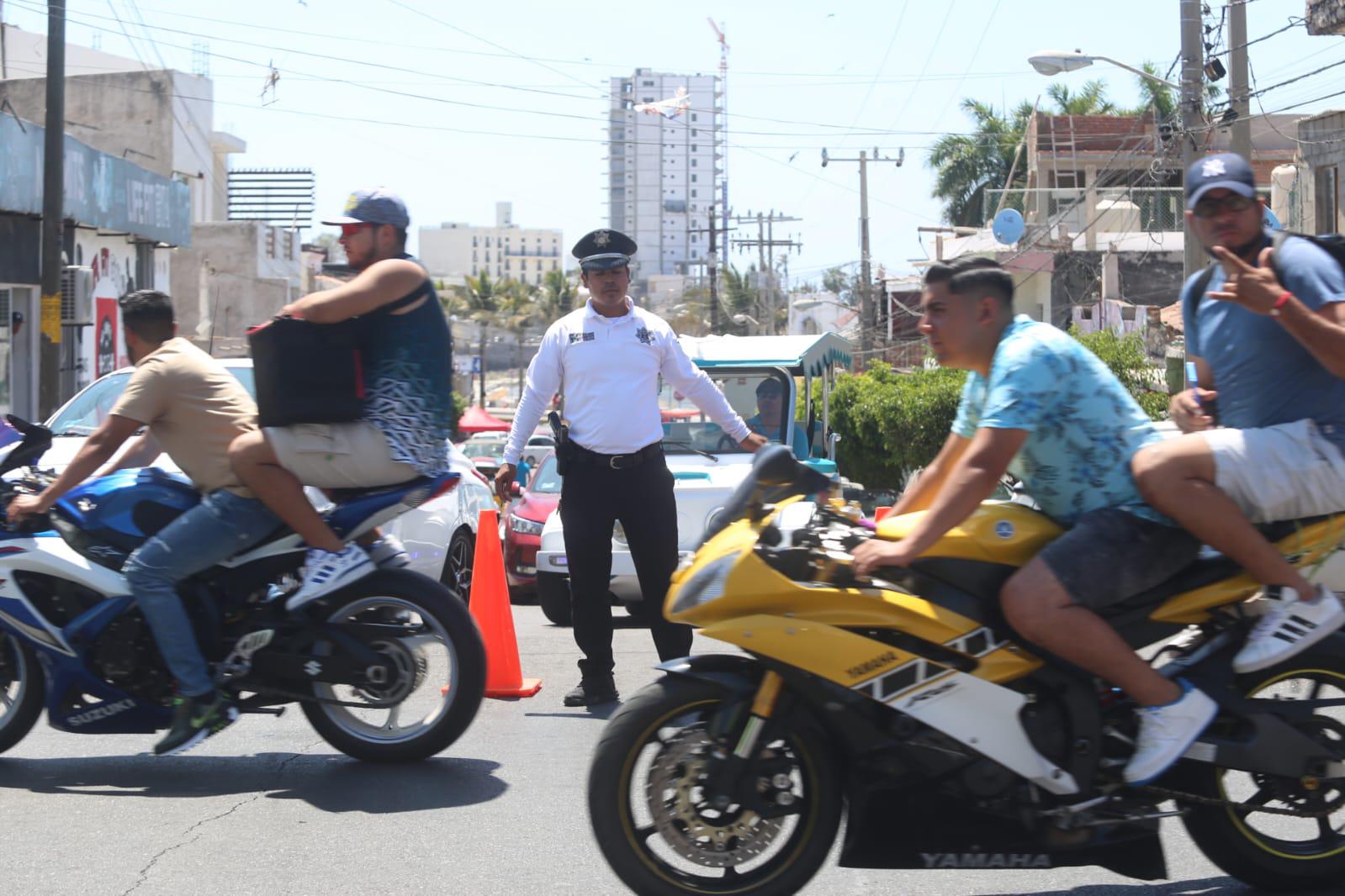 $!Hoy, desfile de motos en Mazatlán; hay caos vial por cierre del malecón