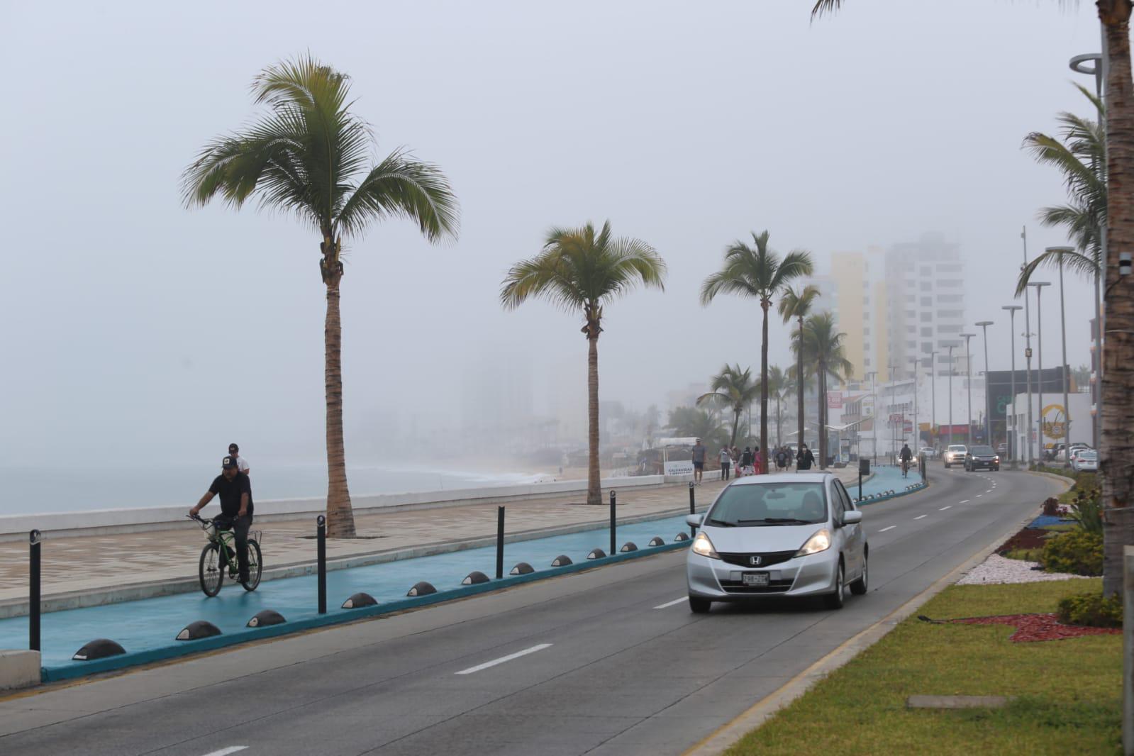 $!Mazatlán se cubre de niebla