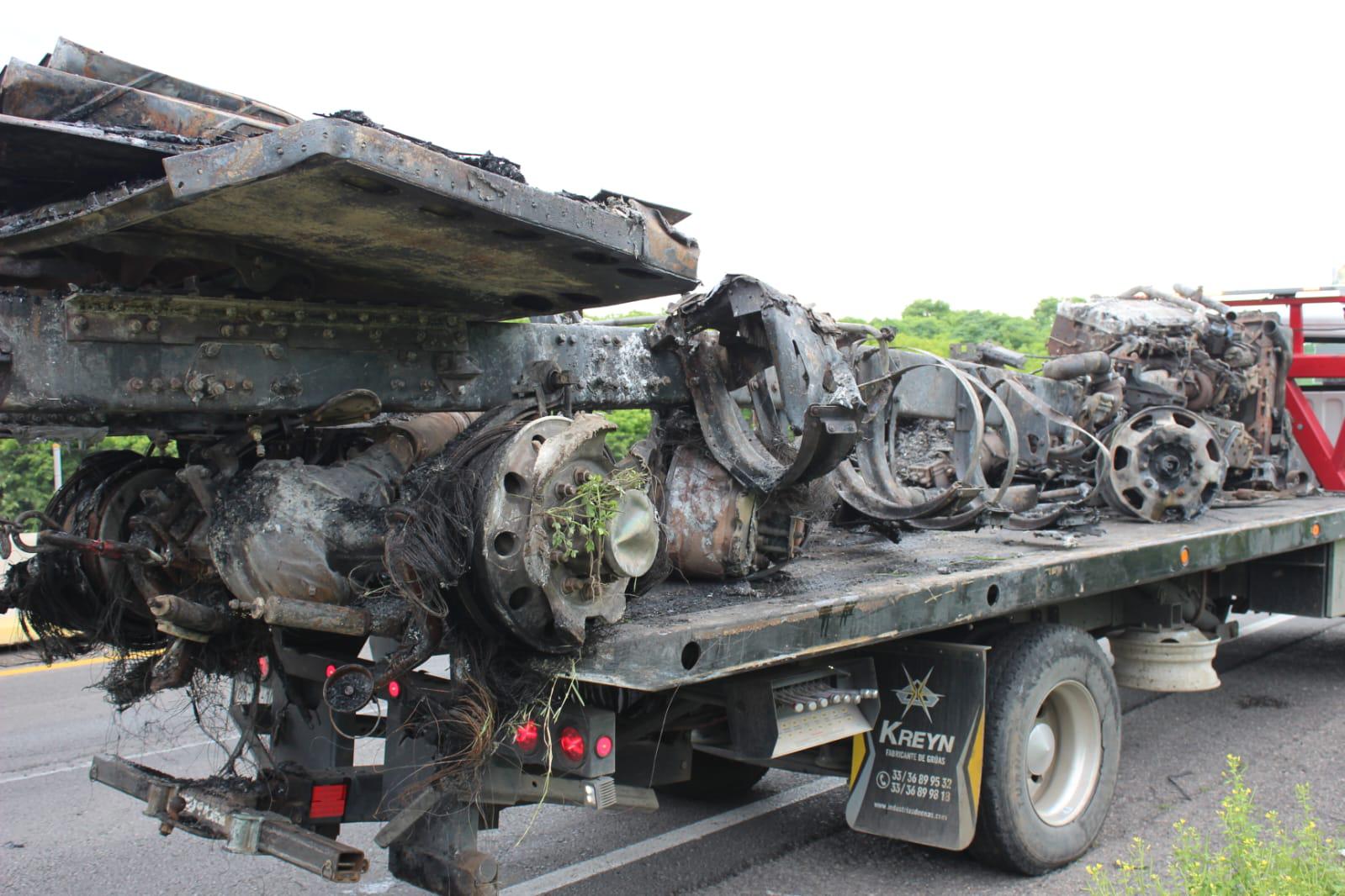 $!Por alcance chocan dos tráileres en la Autopista Mazatlán-Culiacán