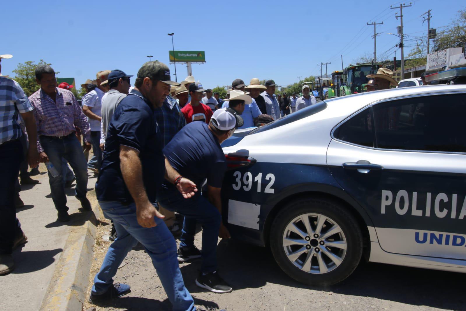 $!Toman productores agrícolas instalaciones de Pemex en Culiacán