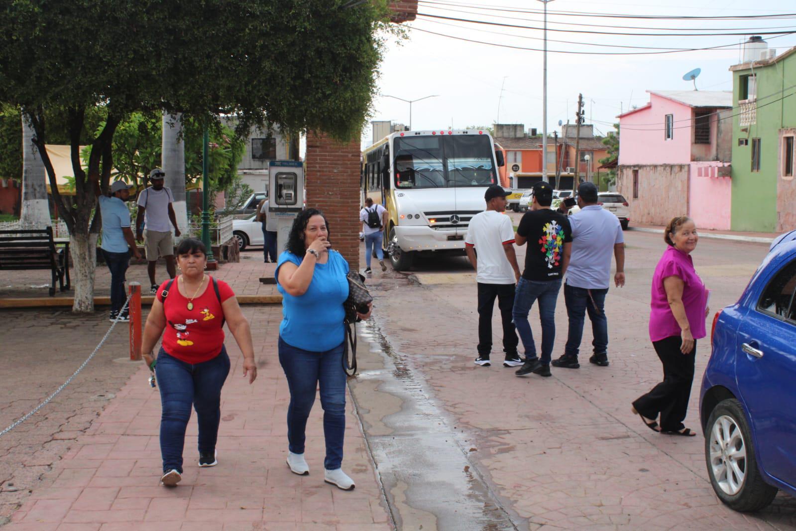 $!En Rosario, se alistan camiones con funcionarios y ciudadanos para acudir a evento de AMLO