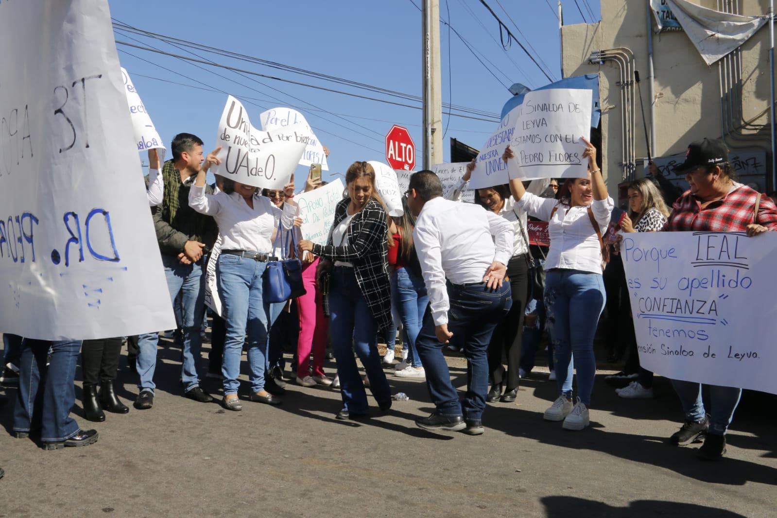 $!Unos a favor y otros en contra del Rector, se manifiesta la comunidad de la UAdeO