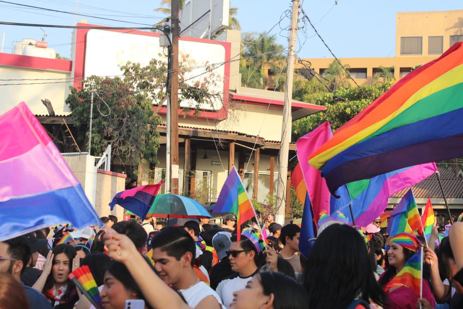 $!Llenan de colores Culiacán con la 11 Marcha por la Diversidad