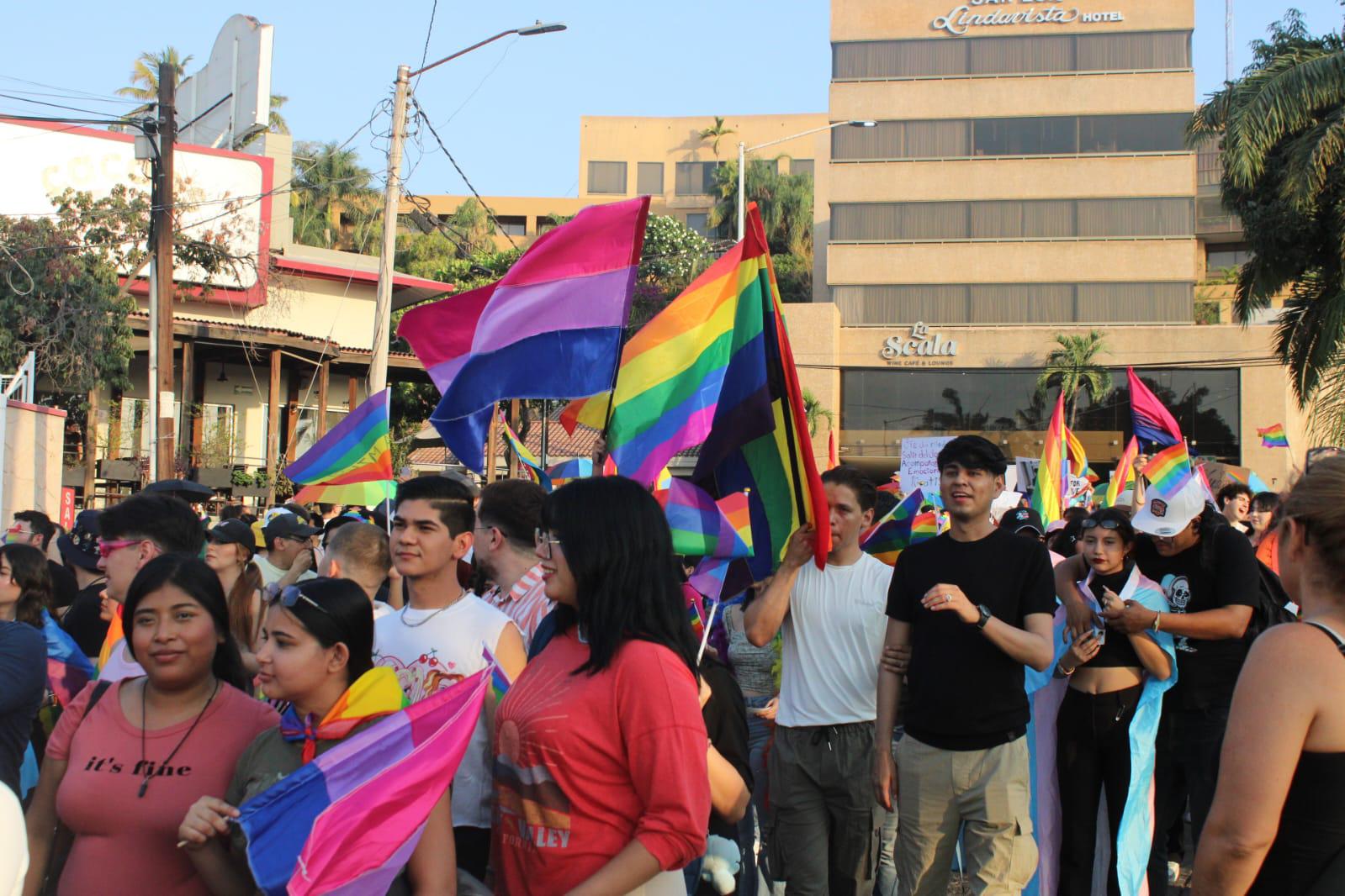 $!Llenan de colores Culiacán con la 11 Marcha por la Diversidad