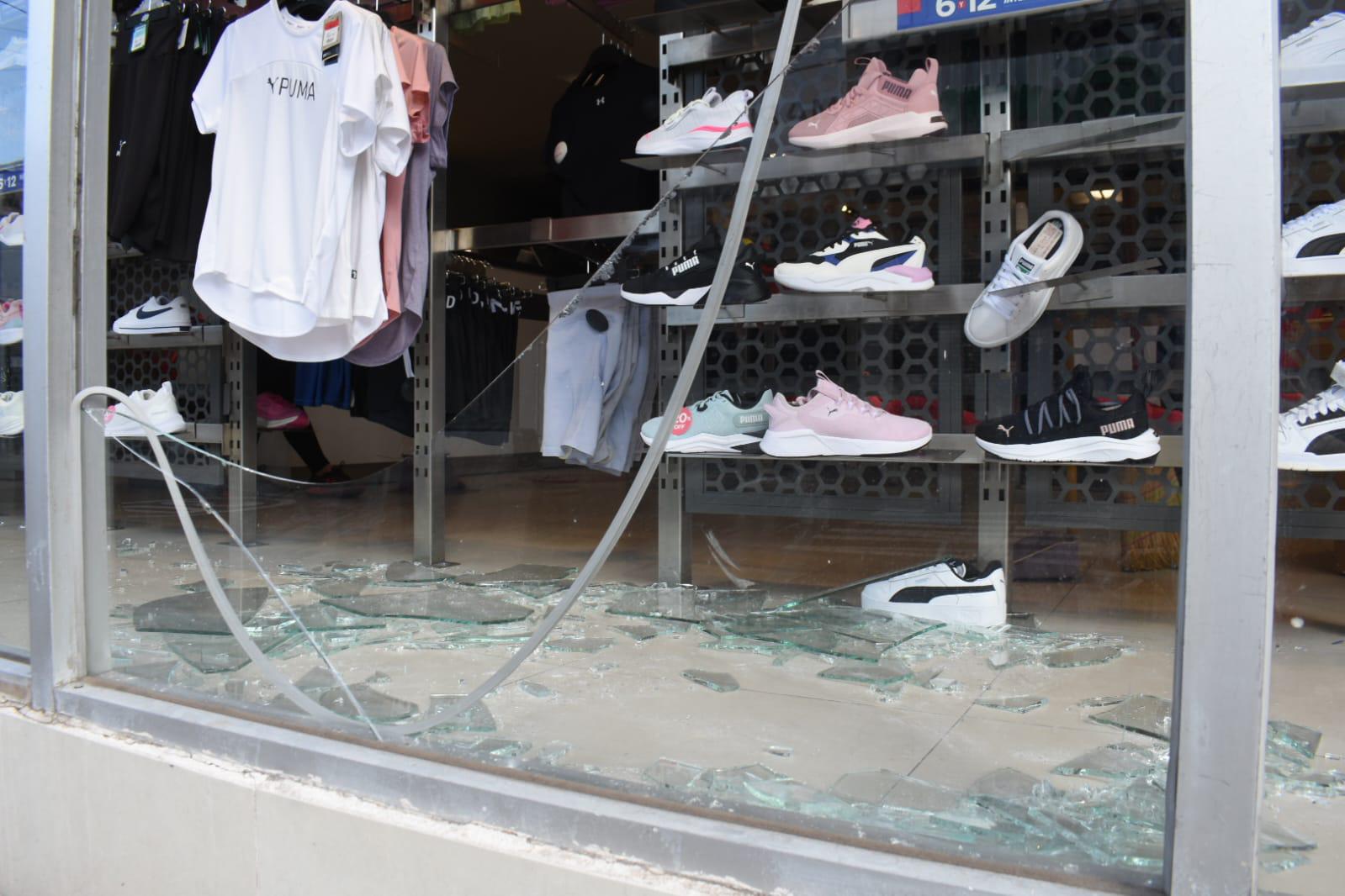 $!Vandalizan tienda de artículos deportivos en pleno centro de Culiacán