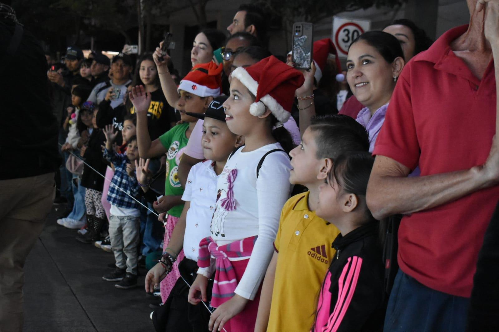 $!Animan con Desfile Navideño espíritu decembrino en Culiacán