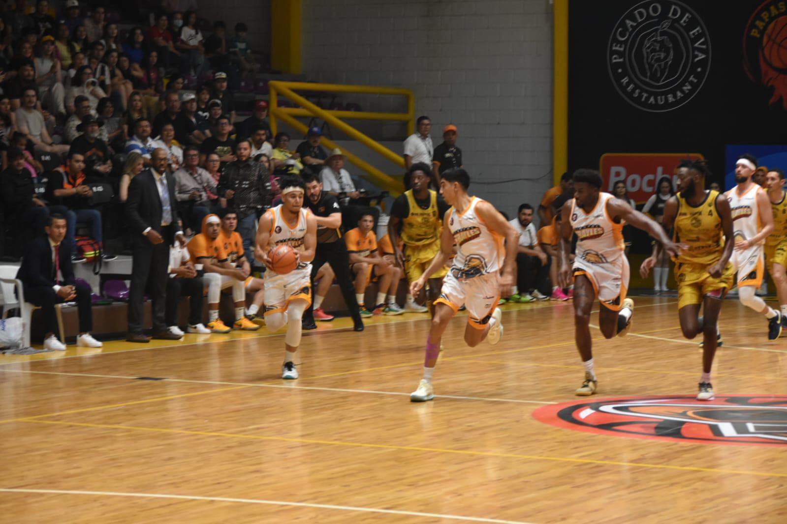 $!Padece Piratas Basketball un difícil último cuarto y le cuesta el partido ante Frayles