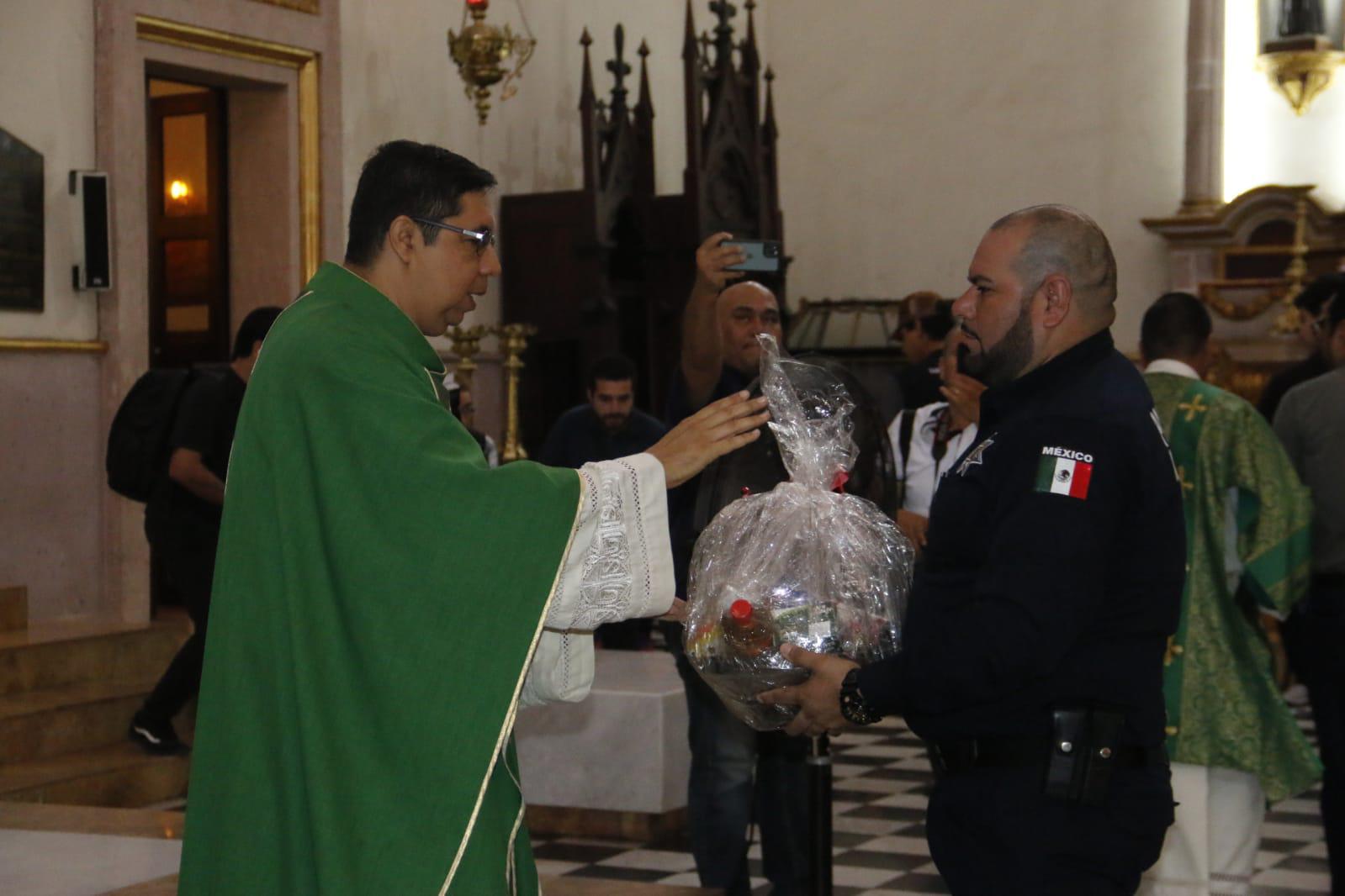 $!Celebran misa de acción de gracias por Día del Policía en Culiacán