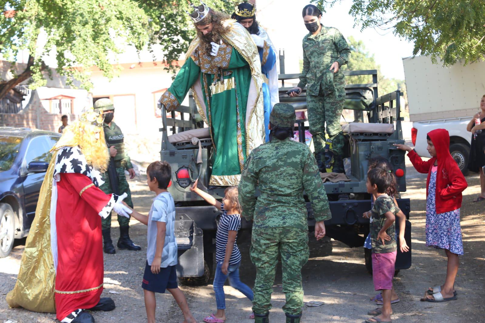 $!SÉ UN REY MAGO / Perla quiere ser militar cuando sea grande; los Reyes Magos y la Sedena visitaron su casa este 6 de enero