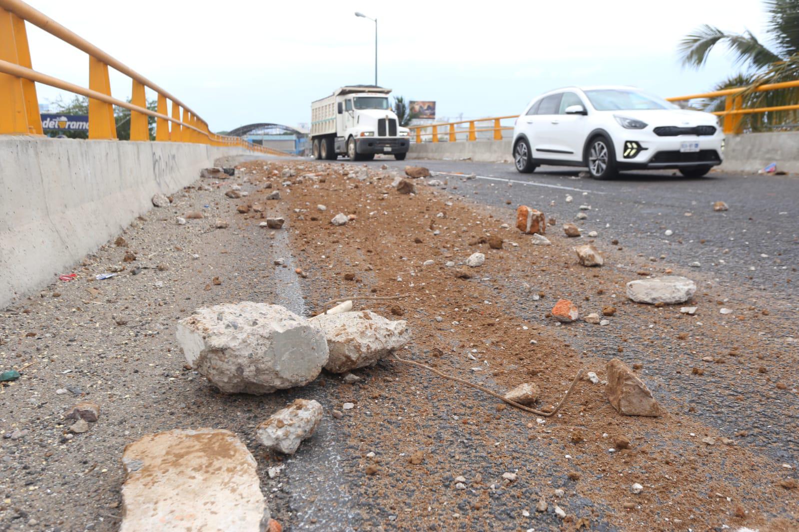 $!Limpia Gobierno municipal el puente vehicular de ‘La Corona’