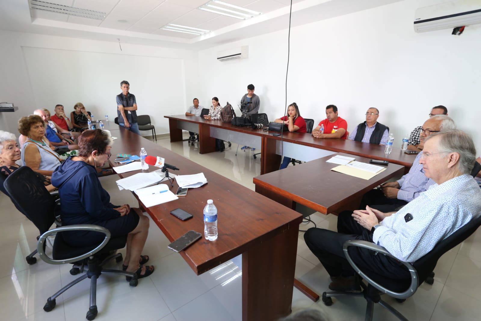 $!Rueda de prensa de colonos del Cerro del Vigía para dar a conocer detalles de las irregularidades del edificio de 9 niveles.