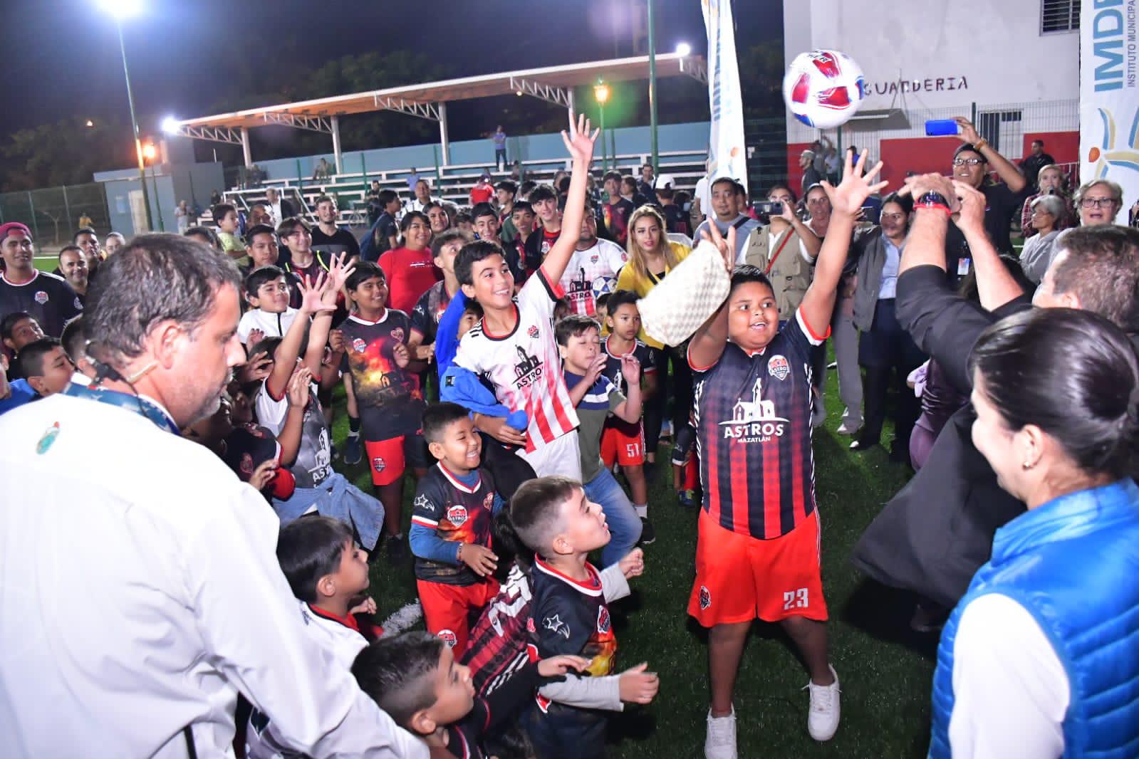 $!Rehabilitan campo de futbol de la Colonia Francisco Villa