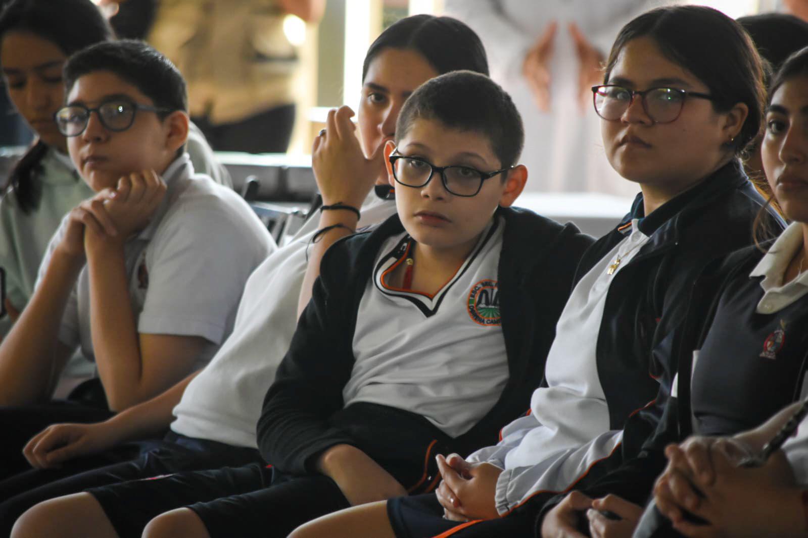 $!Niñas y niños de secundaria de Culiacán reciben lentes de aumento