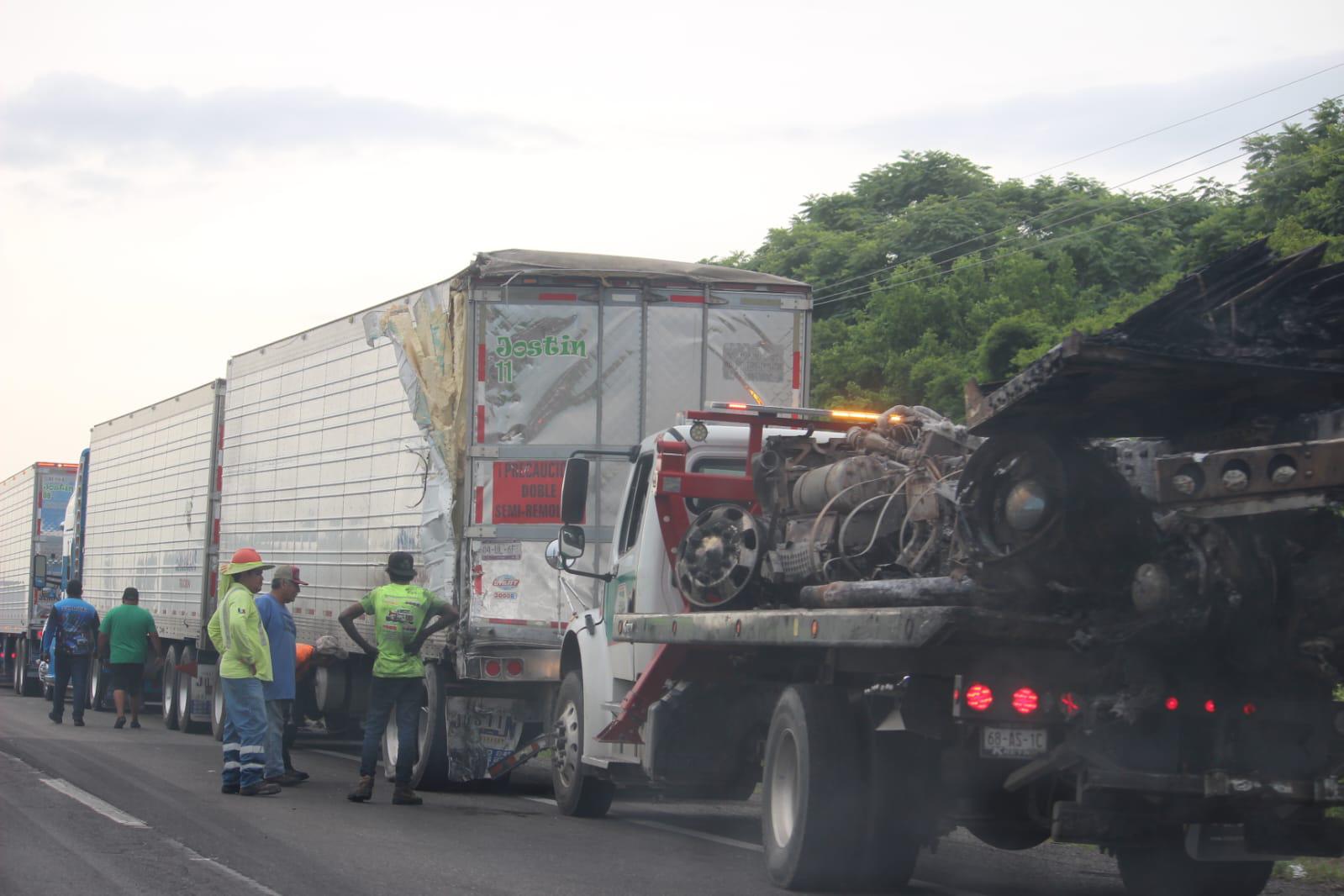 $!Por alcance chocan dos tráileres en la Autopista Mazatlán-Culiacán