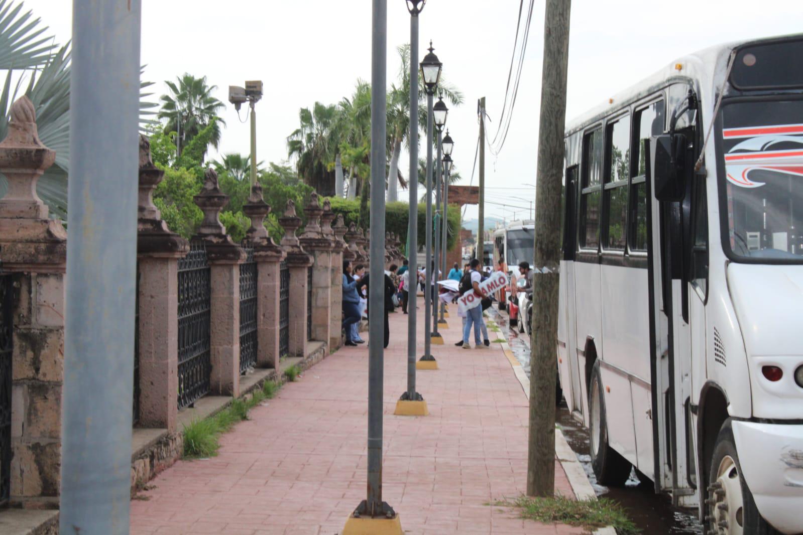 $!En Rosario, se alistan camiones con funcionarios y ciudadanos para acudir a evento de AMLO