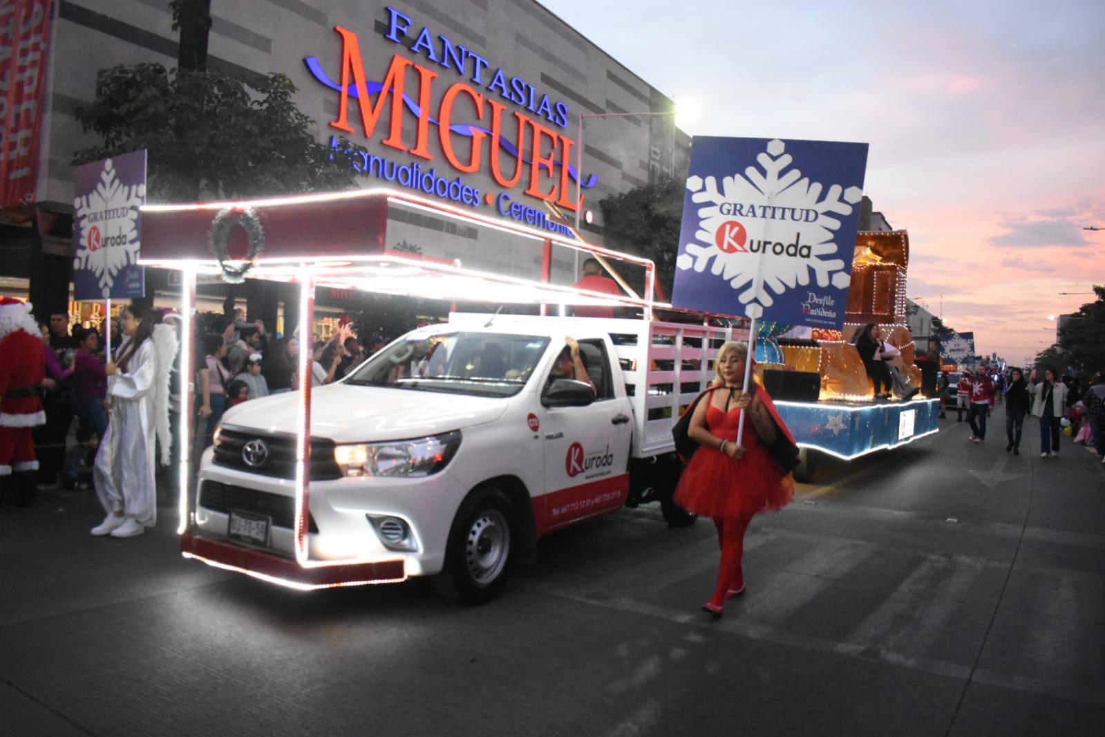 $!Animan con Desfile Navideño espíritu decembrino en Culiacán