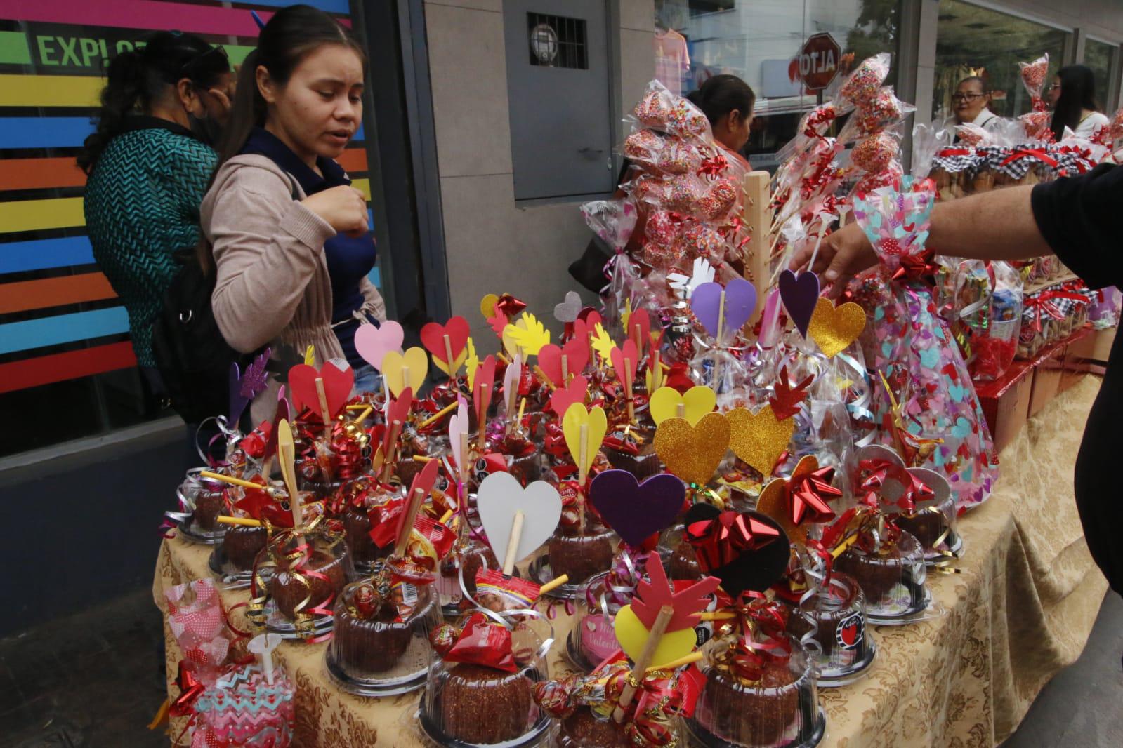 $!#Fotos | Inundan calles de Culiacán corazones y peluches previo al Día del Amor y la Amistad