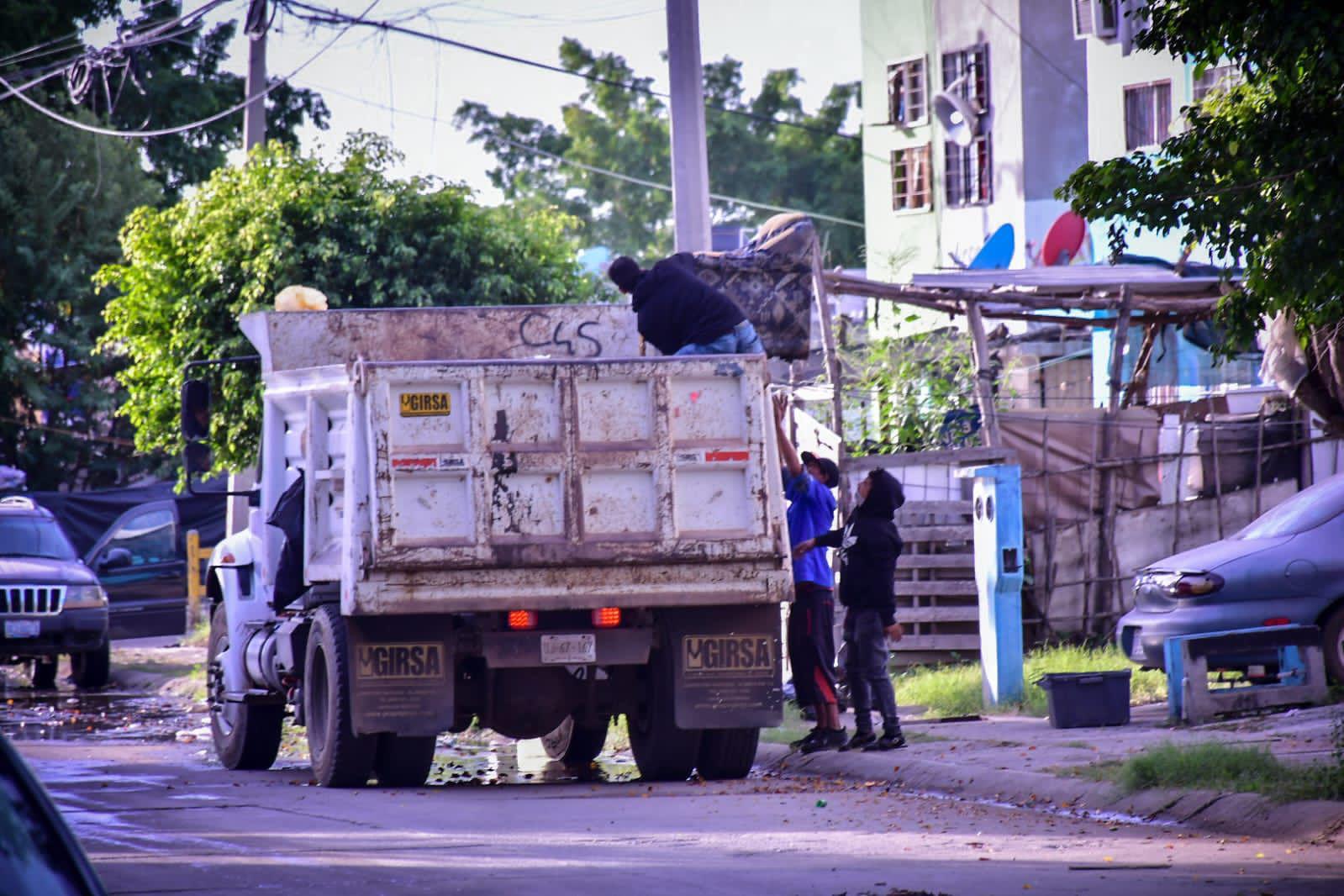 $!Le llueven al Alcalde de Mazatlán reclamos de atención también en Santa Fe