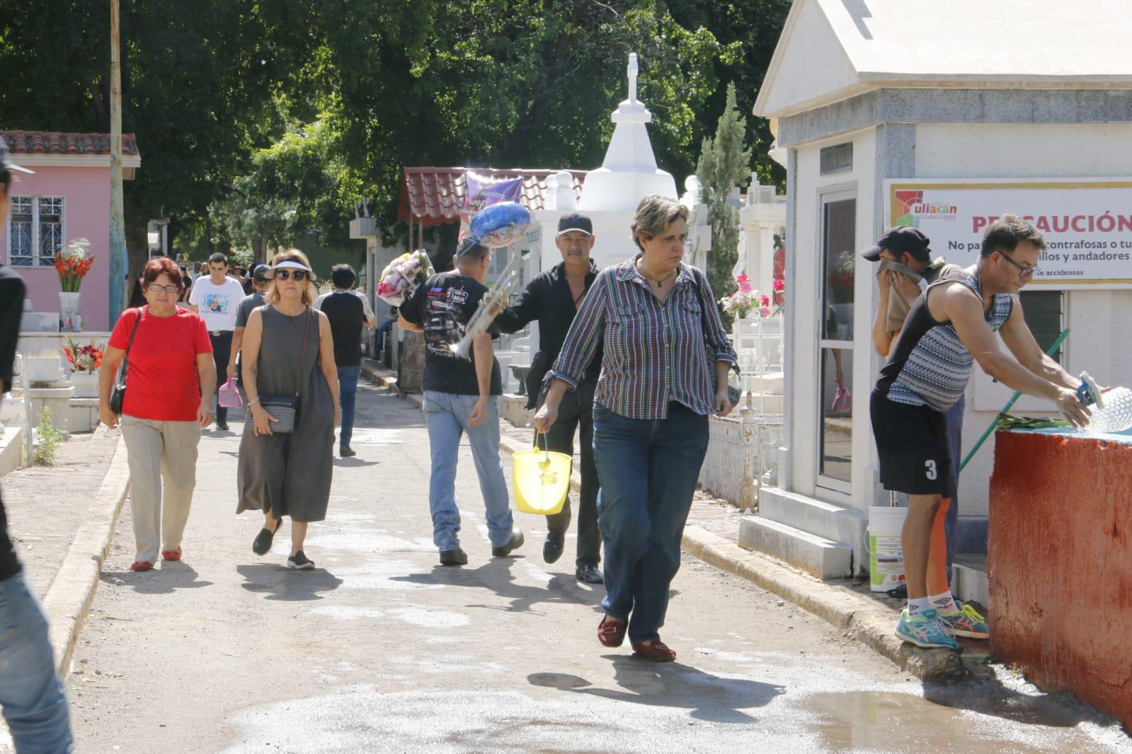 $!En el Panteón Civil de Culiacán, los angelitos reciben a sus padres