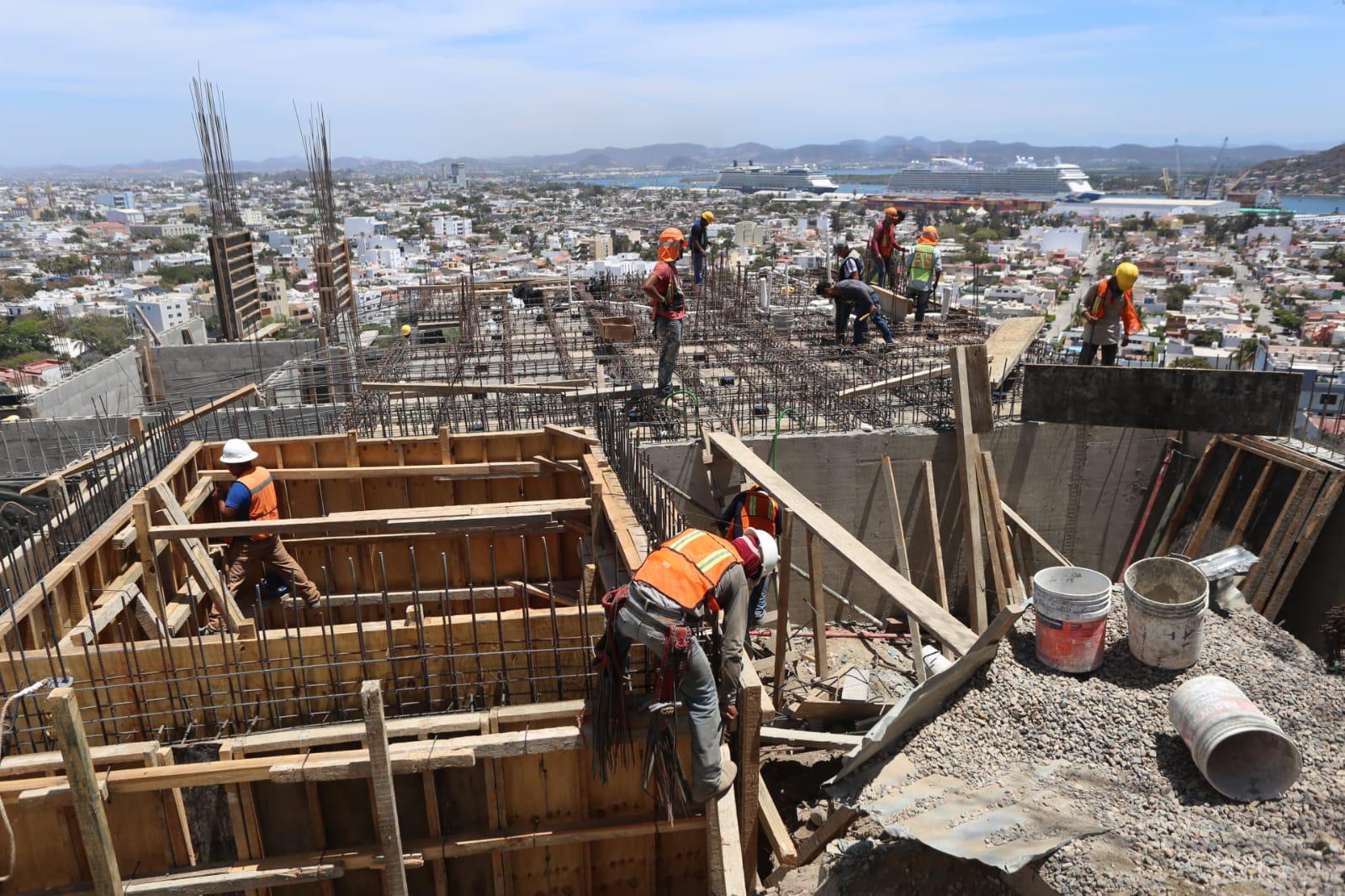 $!Colonos del Cerro del Vigía detallan irregularidades en construcción de edificio de 9 niveles